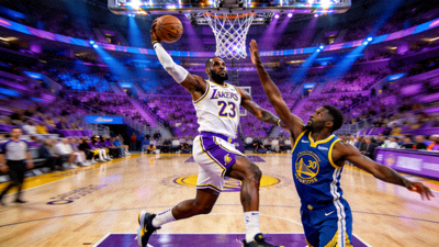 NBA季后赛湖人队与勇士队比赛精彩瞬间